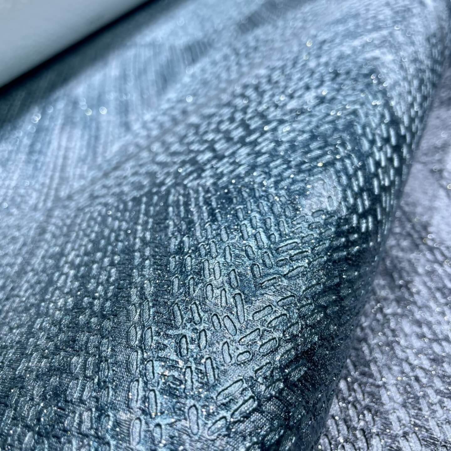 Papel de parede metálico em cinza frio com prata metálica